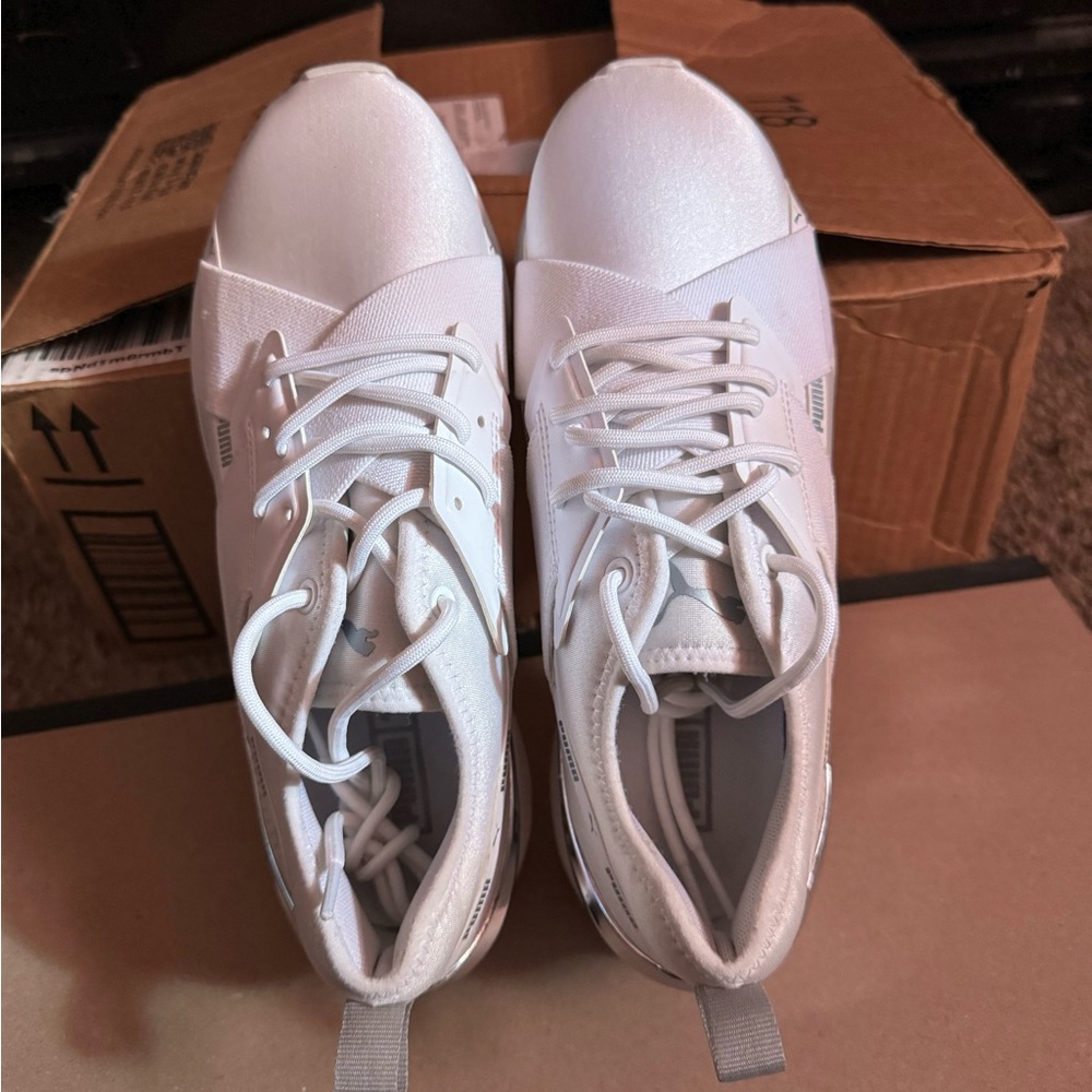 PUMA SIZE 7.5 WOMENS WHITE AND SILVER ATHLETIC SHOE